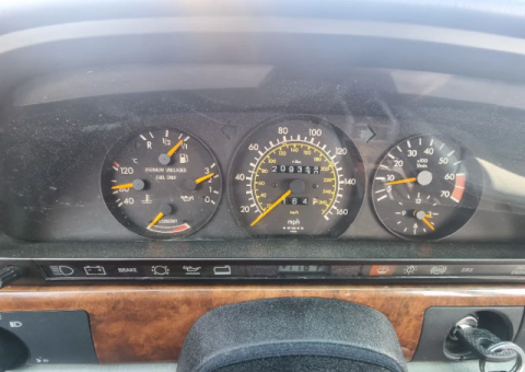 Mercedes SEL560 Classic Registered at Sharjah Classic Car Club - 4/5