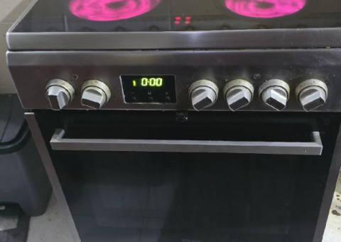 Whirlpool Electric Cooking Range – Like New
