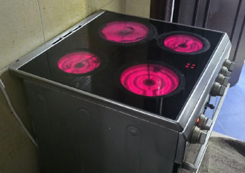 Whirlpool Electric Cooking Range – Like New - 2/2