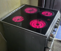 Whirlpool Electric Cooking Range – Like New