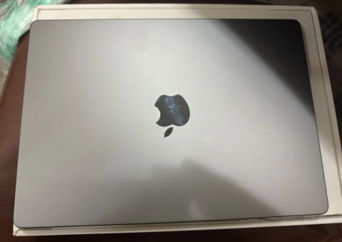 Apple MacBook Pro M3 – 500 GB | Silver - 1/3