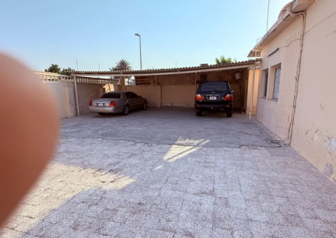 Spacious house for sale in Al Jazzat - 3/5