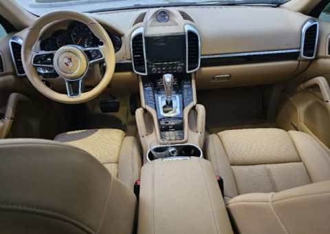 2017 Porsche Cayenne GTS Full Options - 2/4